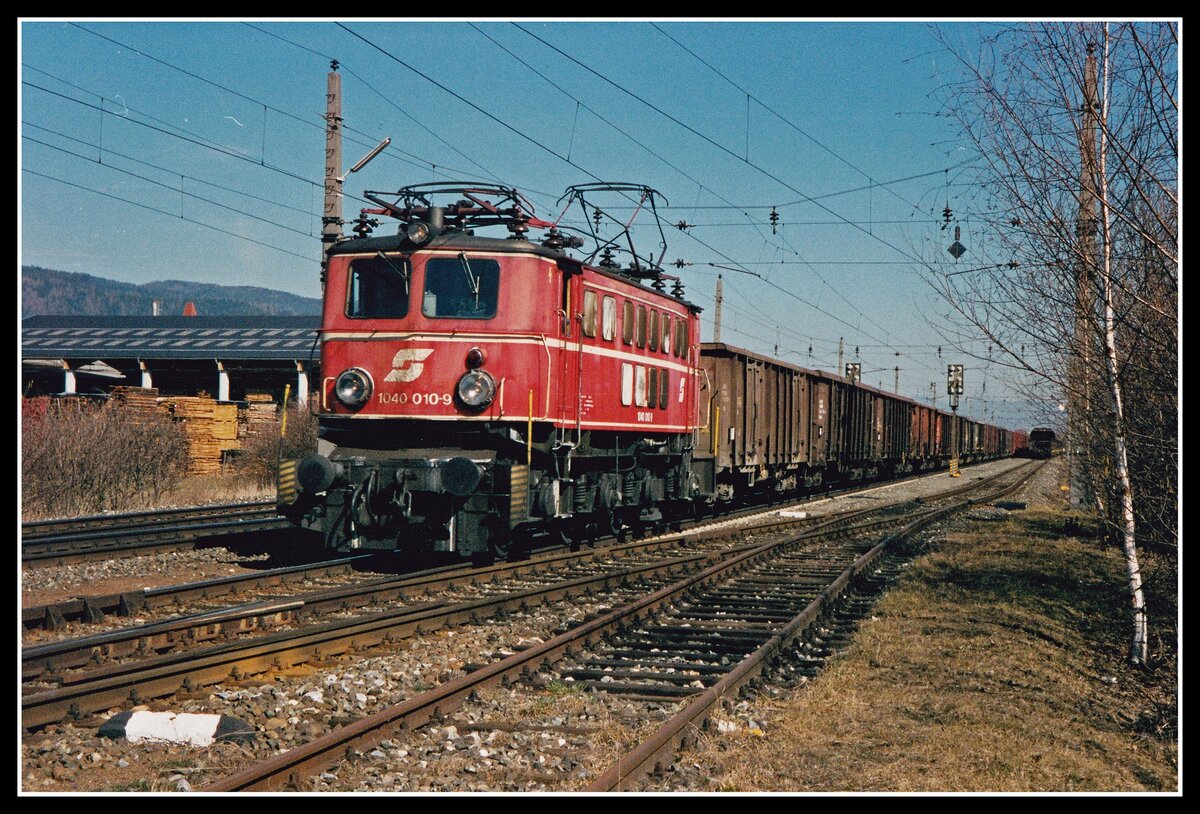 1040 010 mit Güterzug in Marein St.Lorenzen am 12.03.2002.