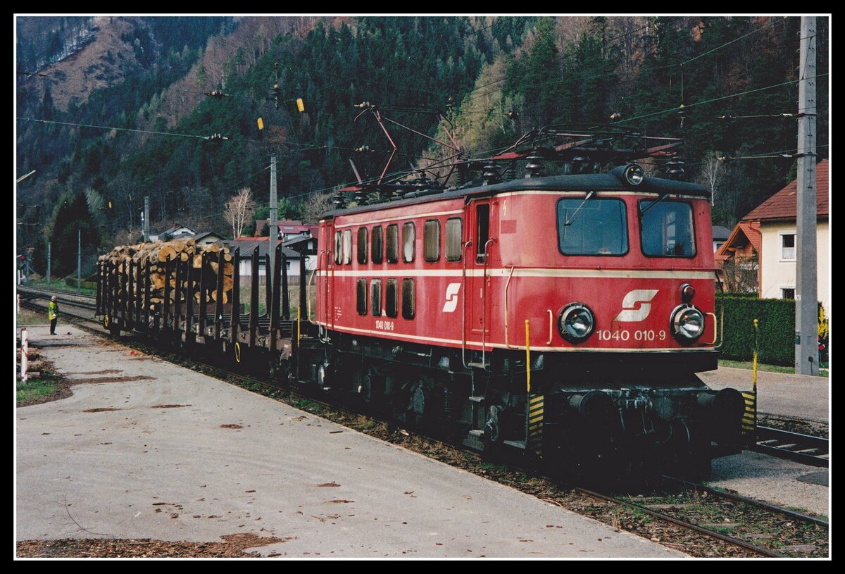 1040 010 verschiebt am Freiladegleis in Pernegg zwei Holzwagen. Das Bild entstand am 25.03.2002, der Bahnhof war damals noch nicht umgebaut.