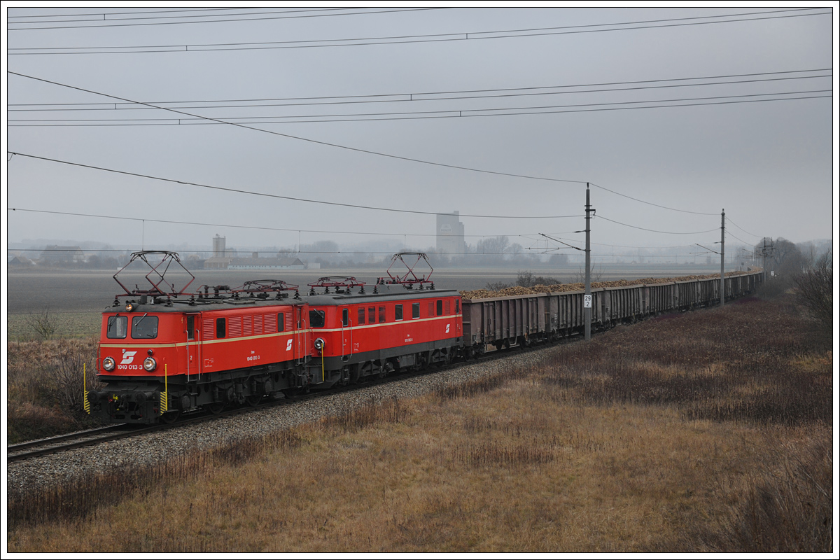 1040 013 und 1010 003 vom Club 1018 am 4.1.2014 aufgenommen nächst Ober Olberndorf  mit der 2080 Tonnen schweren Vollrübe 59015 nach Tulln.

http://www.club1018.at/
