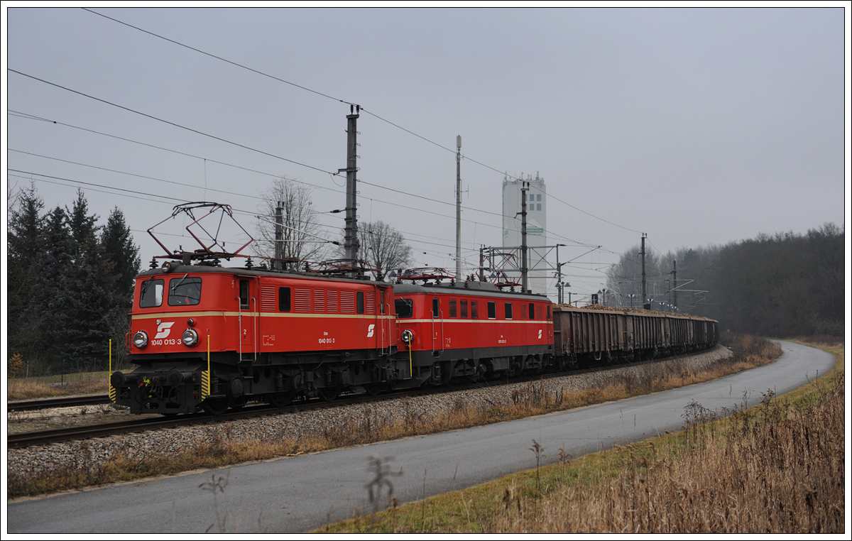 1040 013 und 1010 003 vom Club 1018 am 4.1.2014 abfahrbereit in Sierndorf mit der 2080 Tonnen schweren Vollrübe 59015 nach Tulln.

http://www.club1018.at/