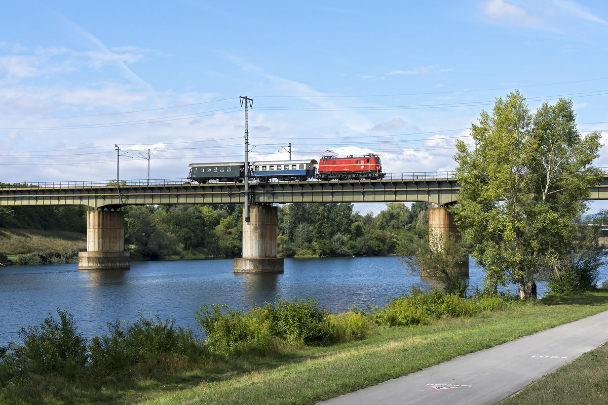 1040 013 war am 08.09.2019 unterwegs zum Heizhausfest in Mistelbach. Hier überquert der Sonderzug von Wien FJB die Brücke über die neue Donau in Wien.