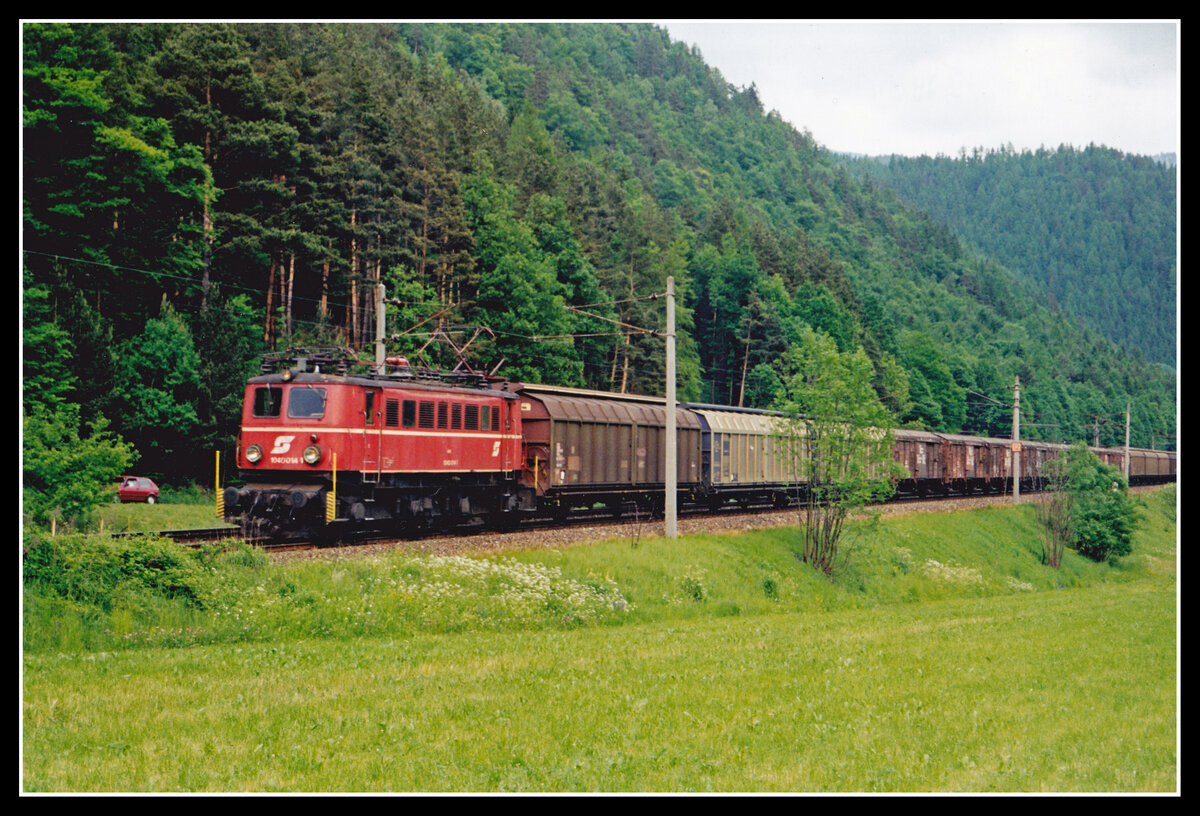 1040 014 mit Güterzug bei Pernegg am 29.05.1998.