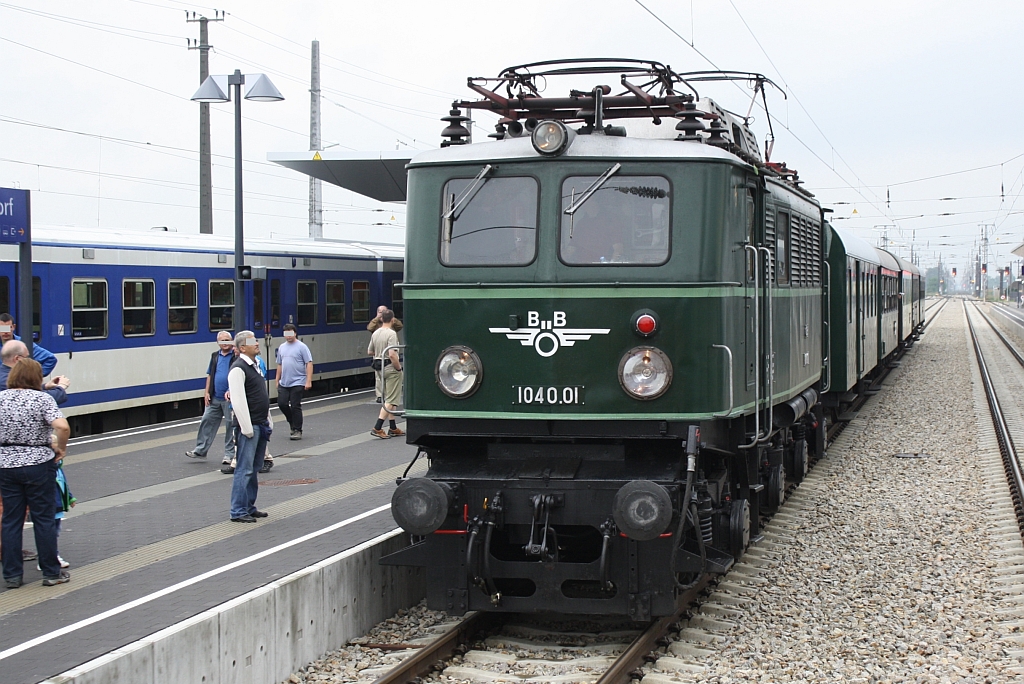 1040.01 am 24.August 2013 mit dem Dampfsonderzug SR 17454 (Heiligenstadt - Sigmundsherberg) beim Wassernehmen :=) im Bf. Absdorf-Hippersdorf.