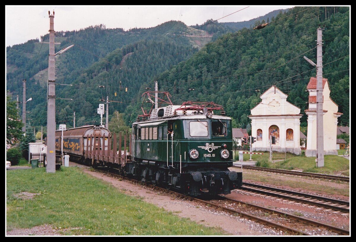 1040.01 mit Verschubgüterzug in Pernegg am 14.06.2002.