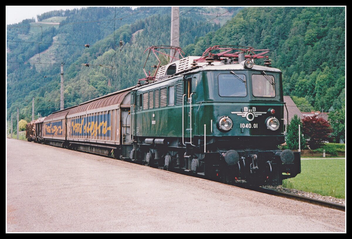 1040.01 steht am 14.06.2002 mit dem Verschubgüterzug in Pernegg am Bahnsteig. Die Lok hat als Nostalgiefahrzeug wieder ihre ursprüngliche tannengrüne Lackierung zurückbekommen.Hatte sie keine Sonderzüge zu führen war sie im normale Umlaufplan für diese Reihe eingesetzt.