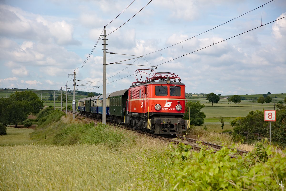 1040.013 kurz vor Retz. Leider wollen die modernen Oberleitungsmasten nicht so in das Bild mit der alten E-Lok passen. (03.06.2018)