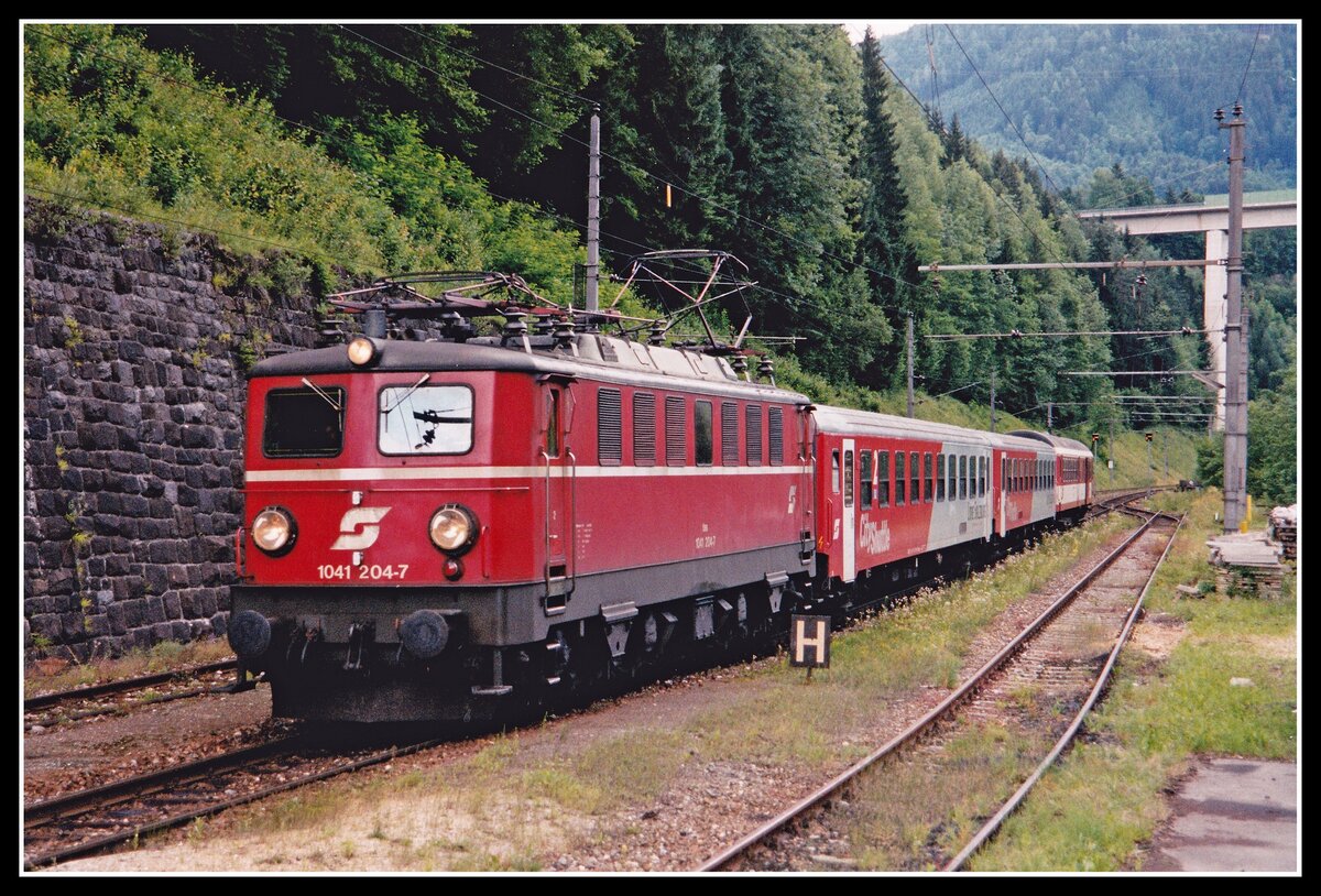 1041 204 mit R3529 ereicht am 18.07.2000 soeben den Bahnhof Landl