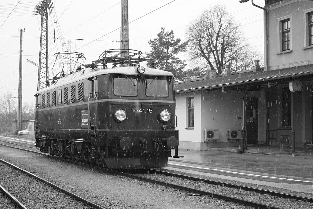 1041.15 der ARGE 1041 am 30.Jänner 2015 bei Schneeregen im Bf. Klein Schwechat.