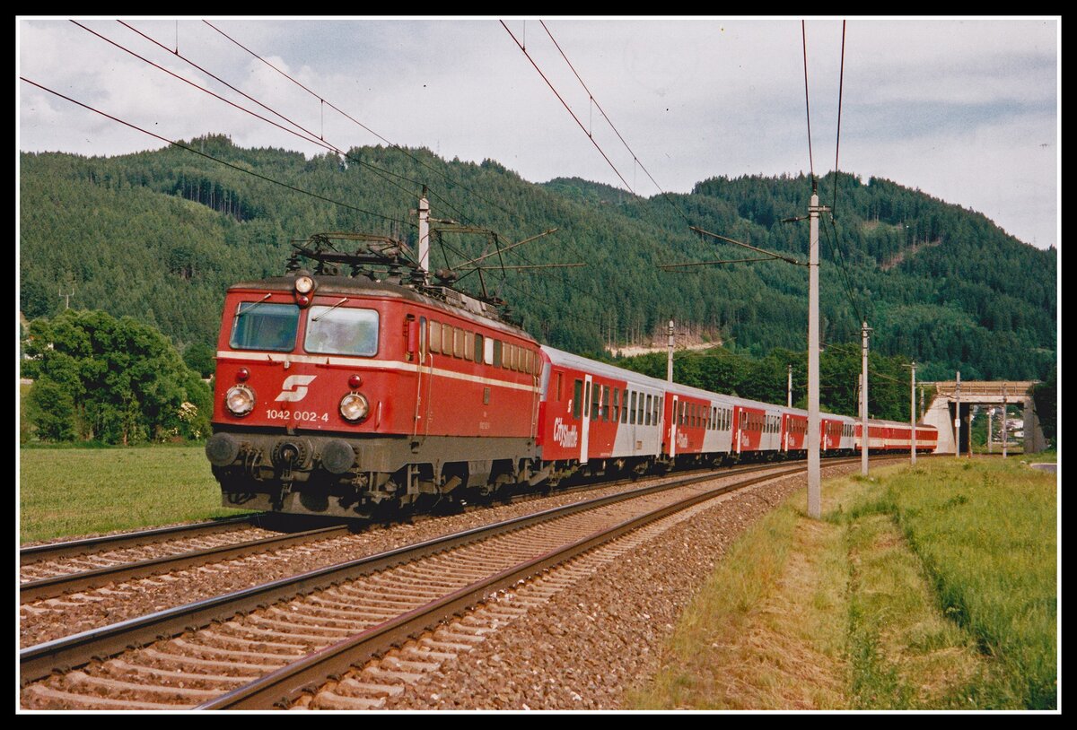 1042 002 mit E1618 bei Traboch am 3.06.2002.