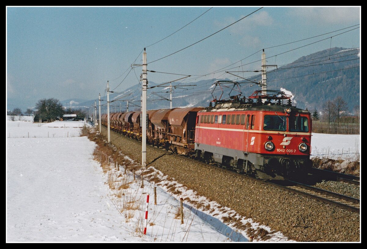 1042 005 mit Güterzug bei Niklasdorf am 5.03.2004.