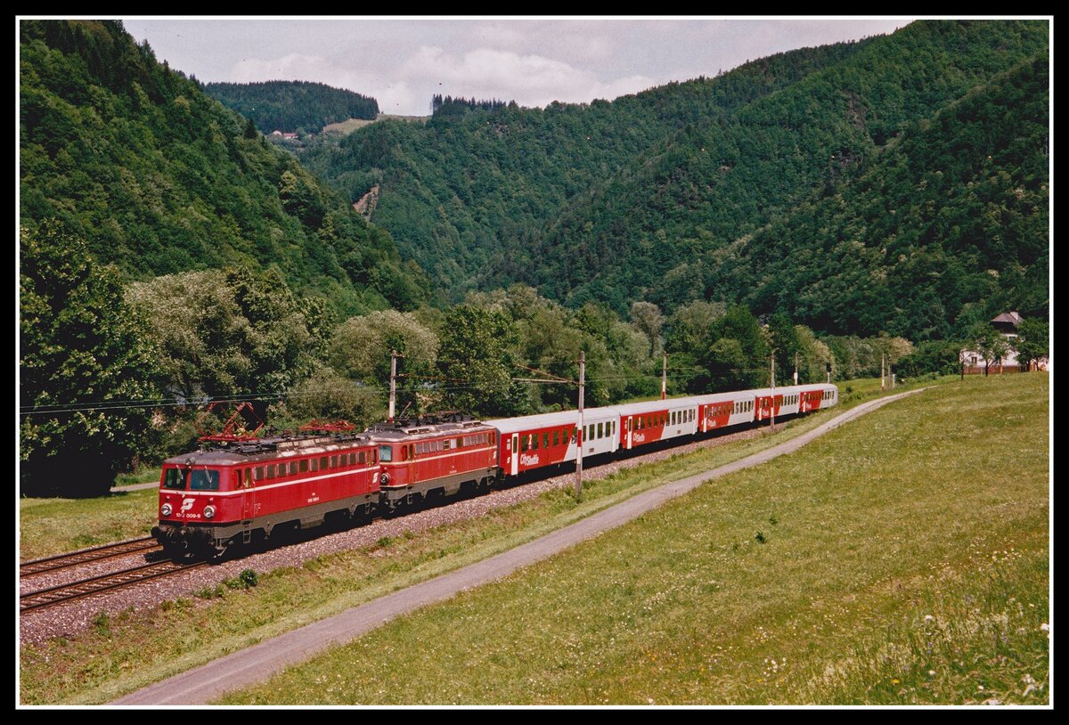 1042 009 + 1142 703 mit R4056 zwischen Bruck/mur und Pernegg am 29.05.2002.