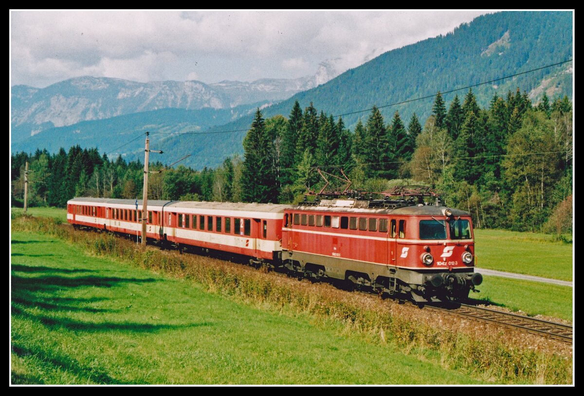 1042 012 erreicht am 28.09.2006 in Kürze mit R3565 den Bahnhof Selzthal.
