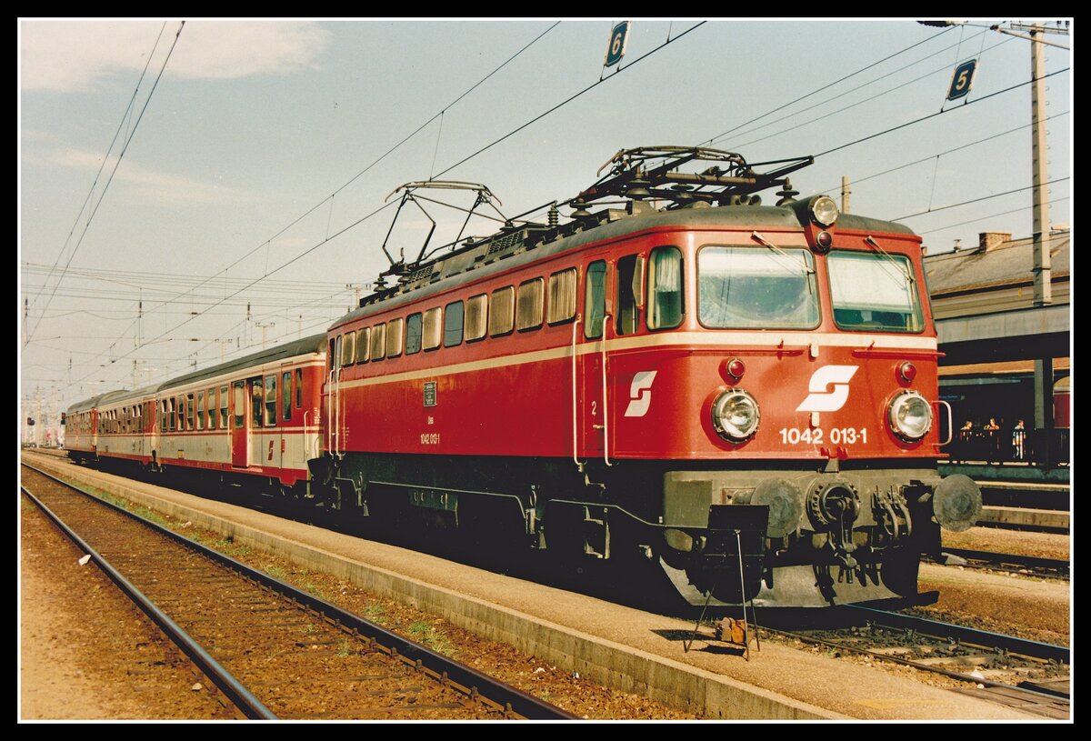 1042 013 mit Regionalzug wartet am Bahnhof Attnang - Puchheim auf die Abfahrtszeit. Das Bild entstand am 24.09.1993.