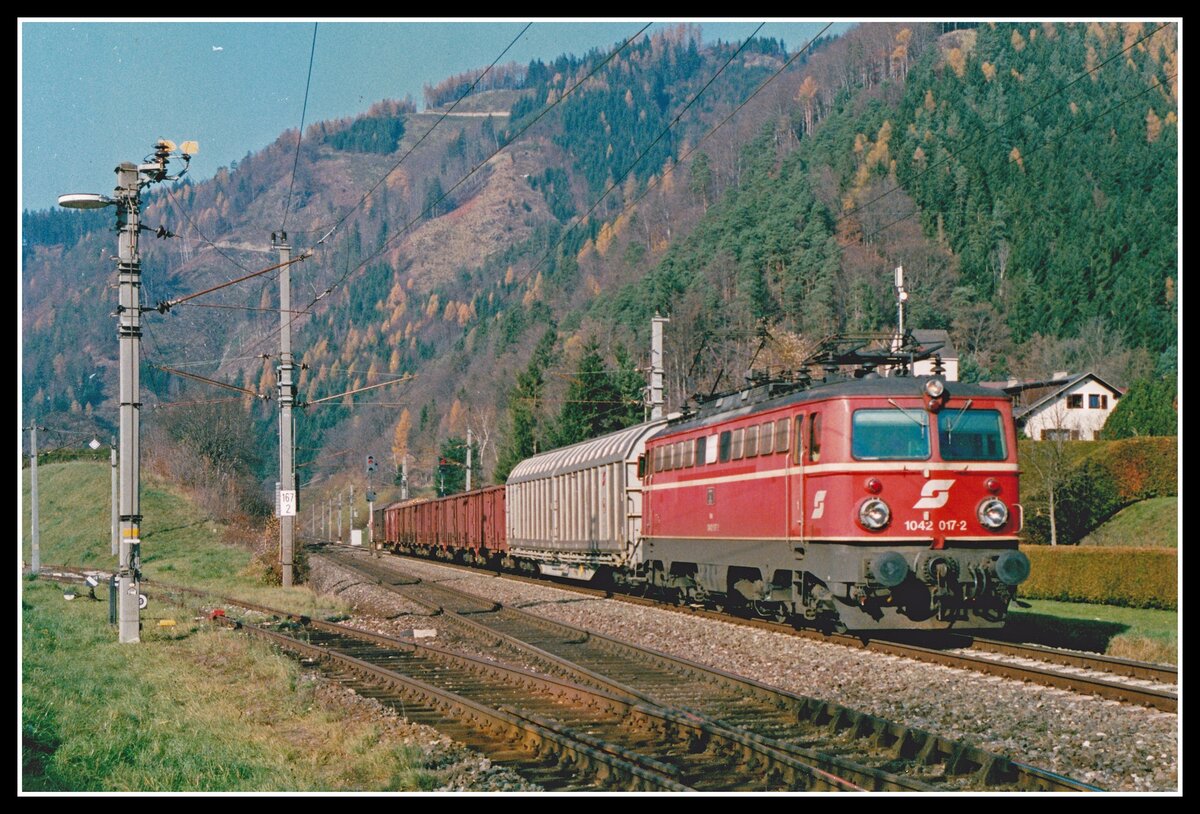 1042 017 fährt am 6.11.2002 mit einem Güterzug durch den Bahnhof Pernegg. Links im Bild ist die Anschlußbahn zum Dampfkraftwerk zu sehen. 