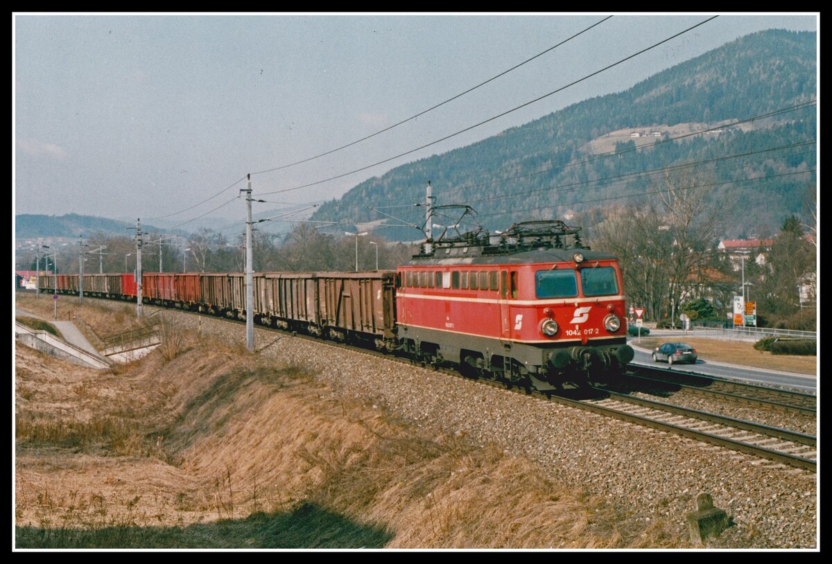 1042 017 zieht am 18.03.2003 einen Güterzug, kurz vor Bruck an der Mur durchs Murtal.