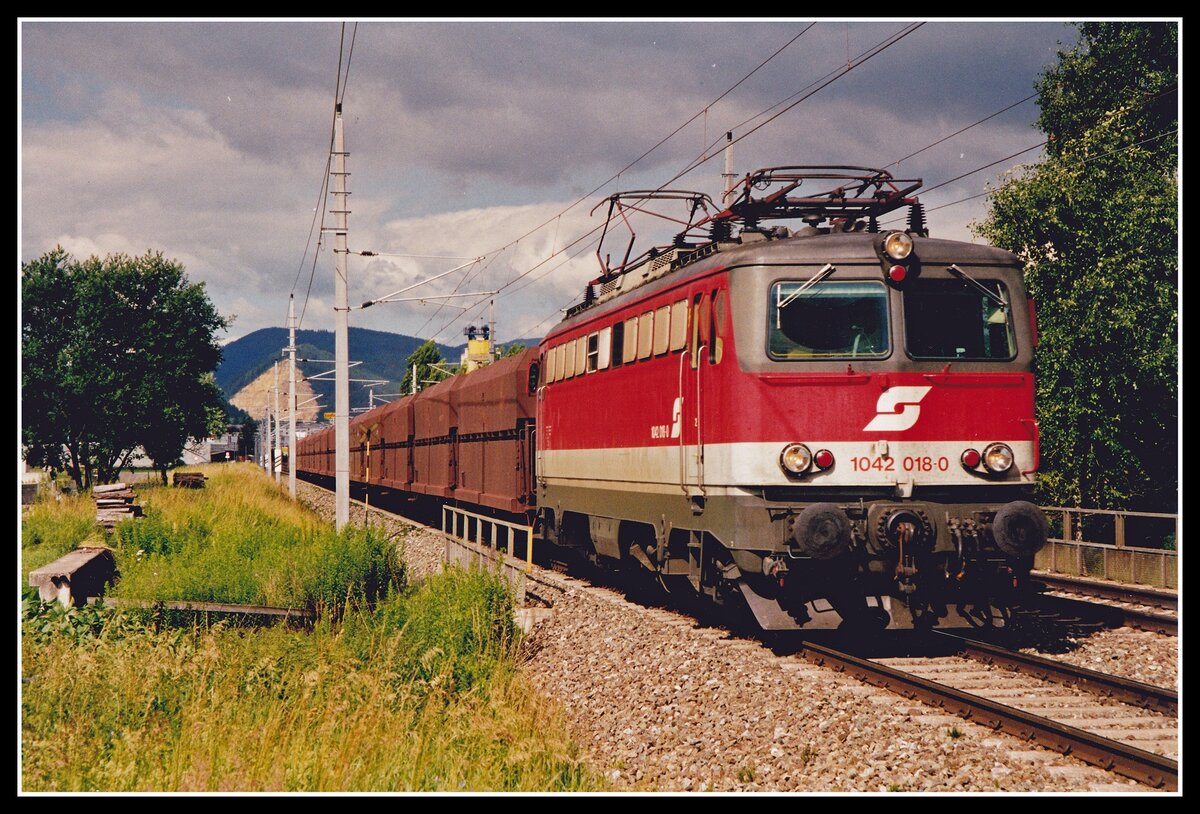 1042 018 mit Erzzug bei Niklasdorf am 26.06.2000.