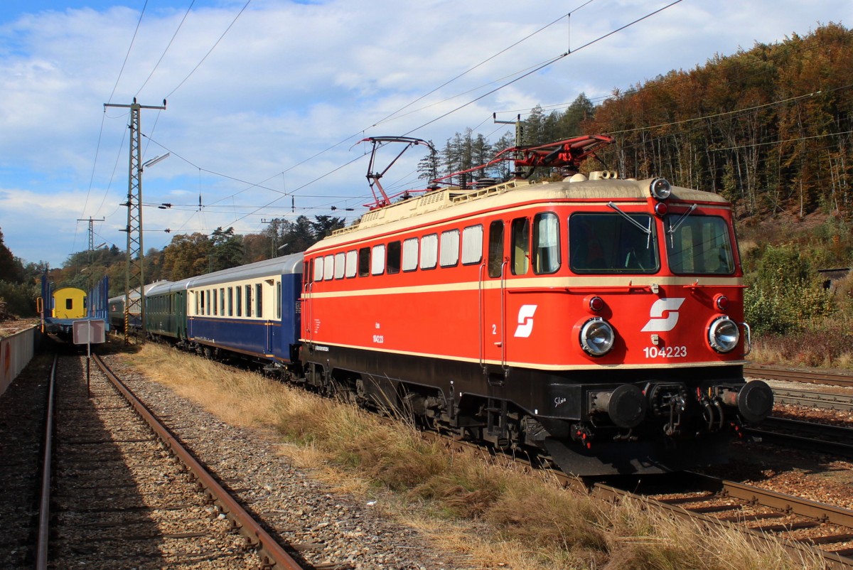 1042 023 mit dem SD17835 von Salzburg Hauptbahnhof (Sb) nach Wien Handelskai (Hak) aufgenommen im Bahnhof Rekawinkel (Rw); am 12.10.2013