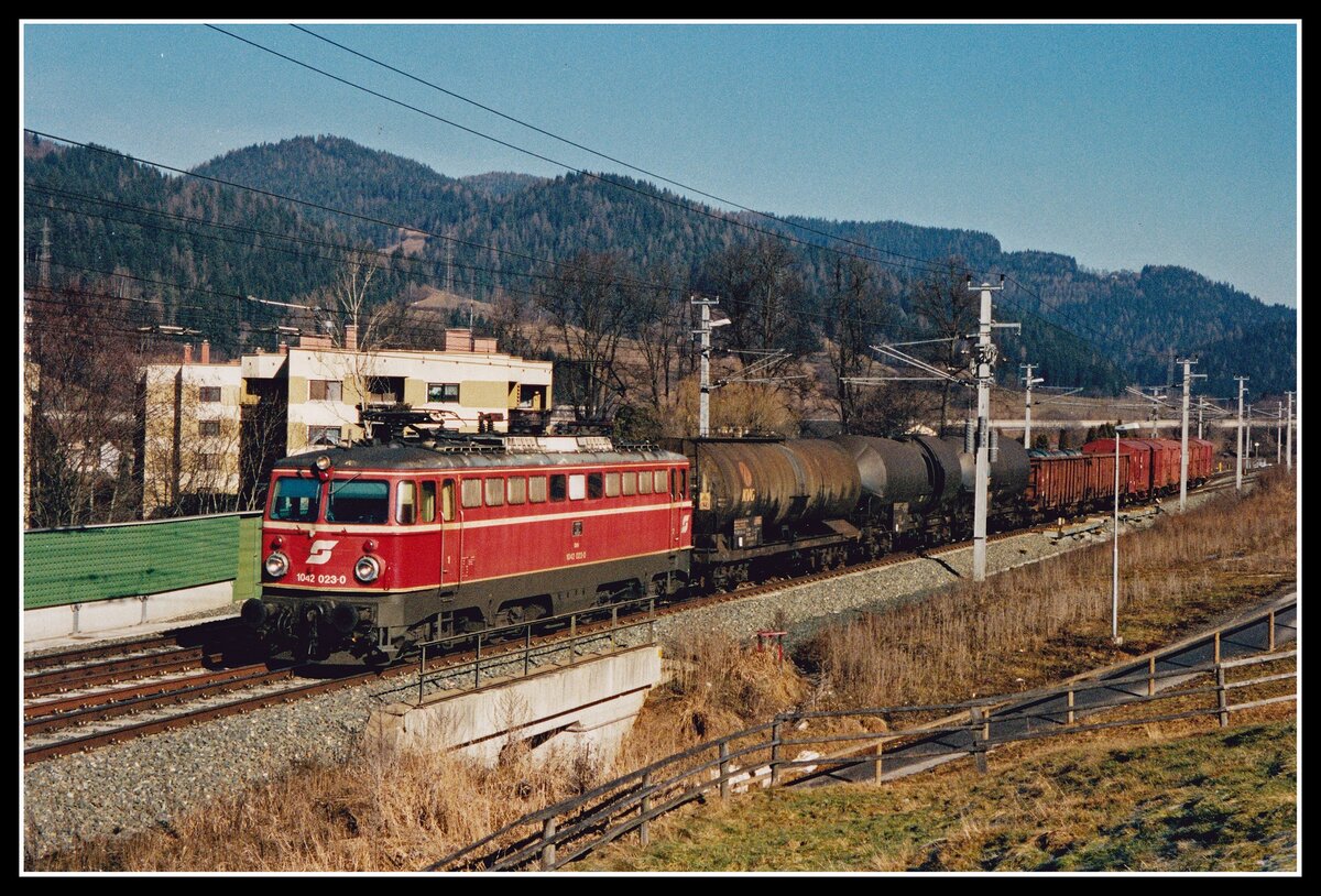 1042 023 mit Güterzug bei Kindberg am 5.02.2002.