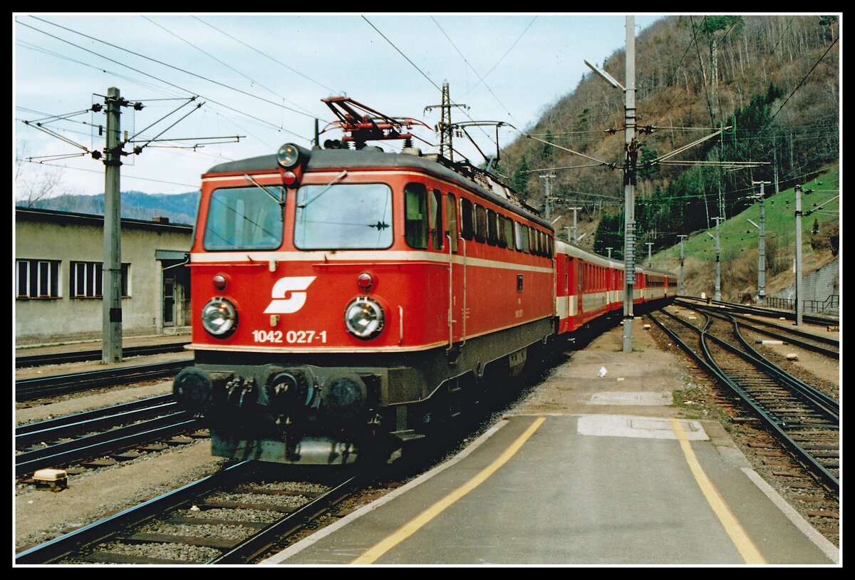 1042 027 fährt am 13.04.1996 mit R4075 in Bruck/Mur ein.