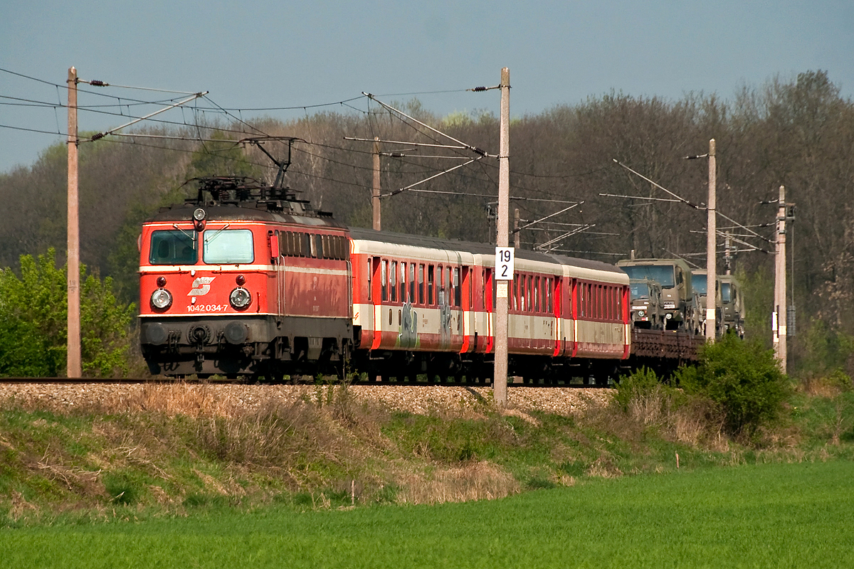1042 034, unterwegs mit einem Militärzug, am 14.04.2009 kurz vor Leobendorf-Burg Kreuzenstein.