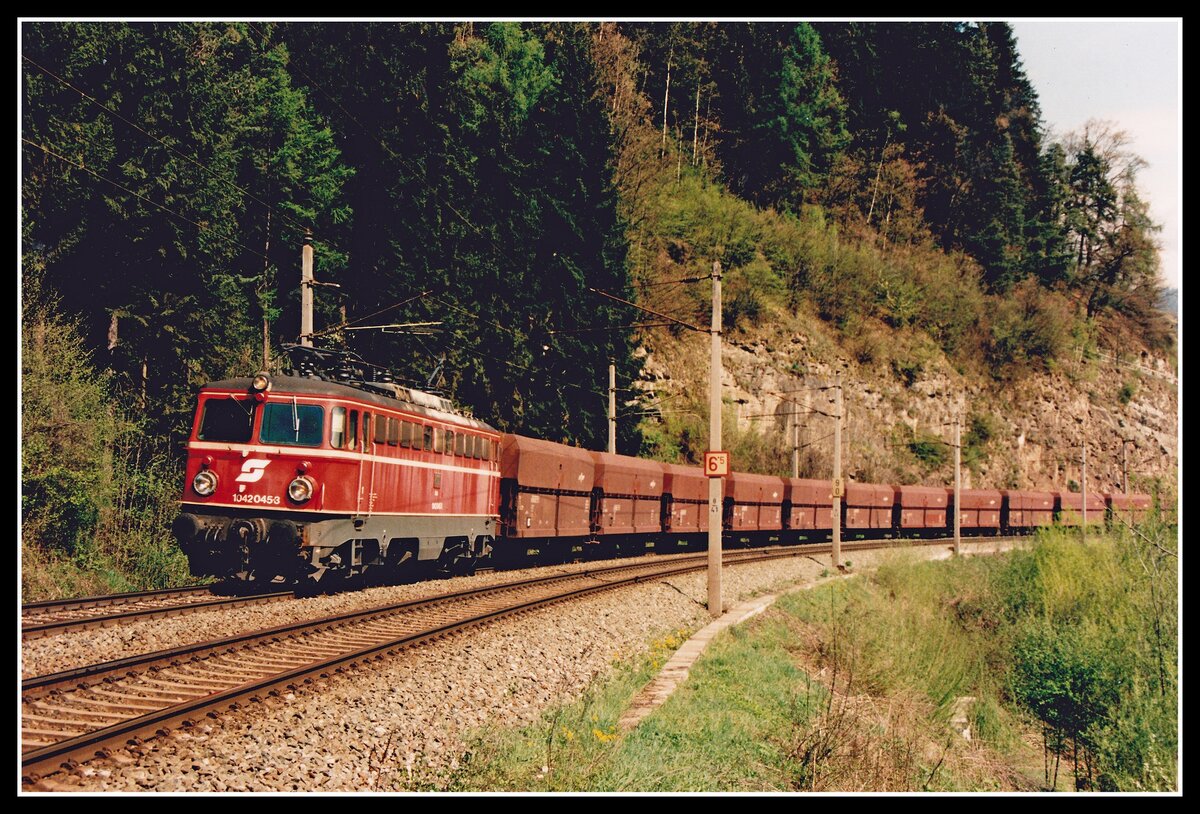 1042 045 mit Erzzug bei Leoben Göss am 28.04.1995.