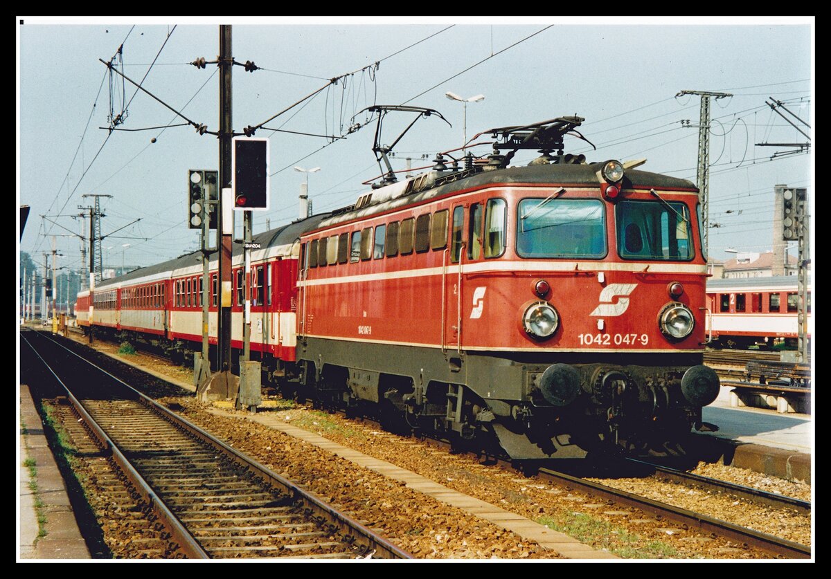 1042 047 fährt am 18.09.1995 mit R2015 in St.Pölten Hbf. ein.