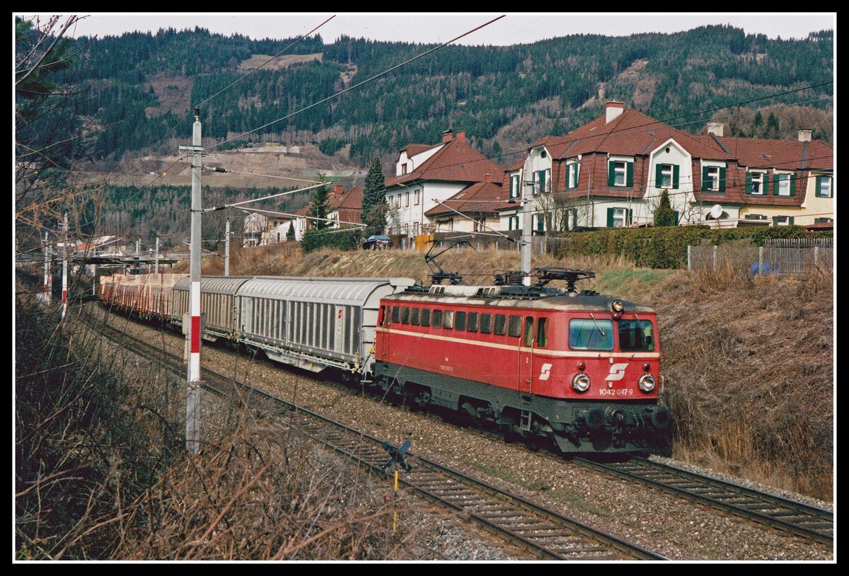 1042 047 mit Güterzug bei Leoben am 7.03.2002.
