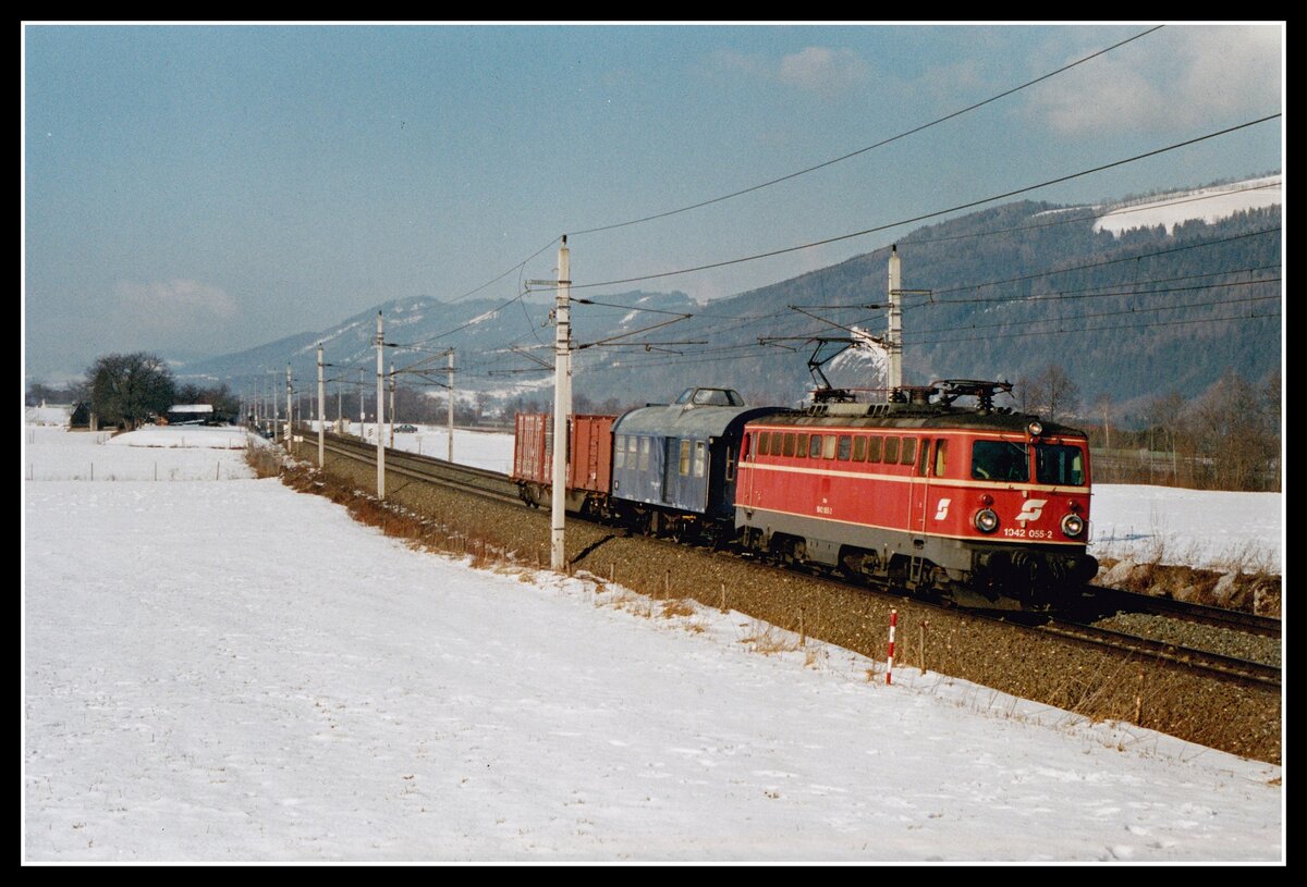 1042 055 fährt am 5.03.2004 mit einem sehr kurzen Güterzug bei Niklasdorf durchs Murtal. Man beachte den ersten Wagen des Zuges ,es handelt sich dabei um einen Dreiachser.