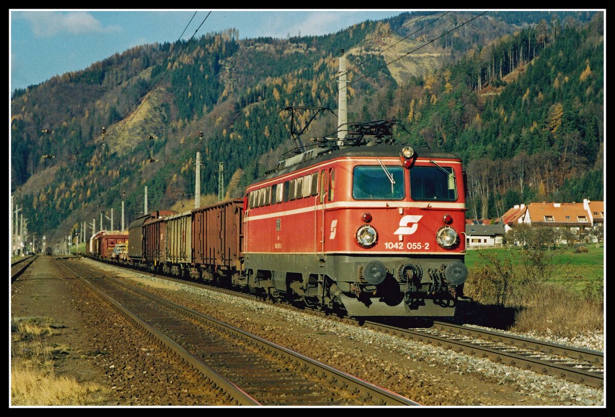 1042 055 mit Güterzug in Pernegg am 19.11.2003.