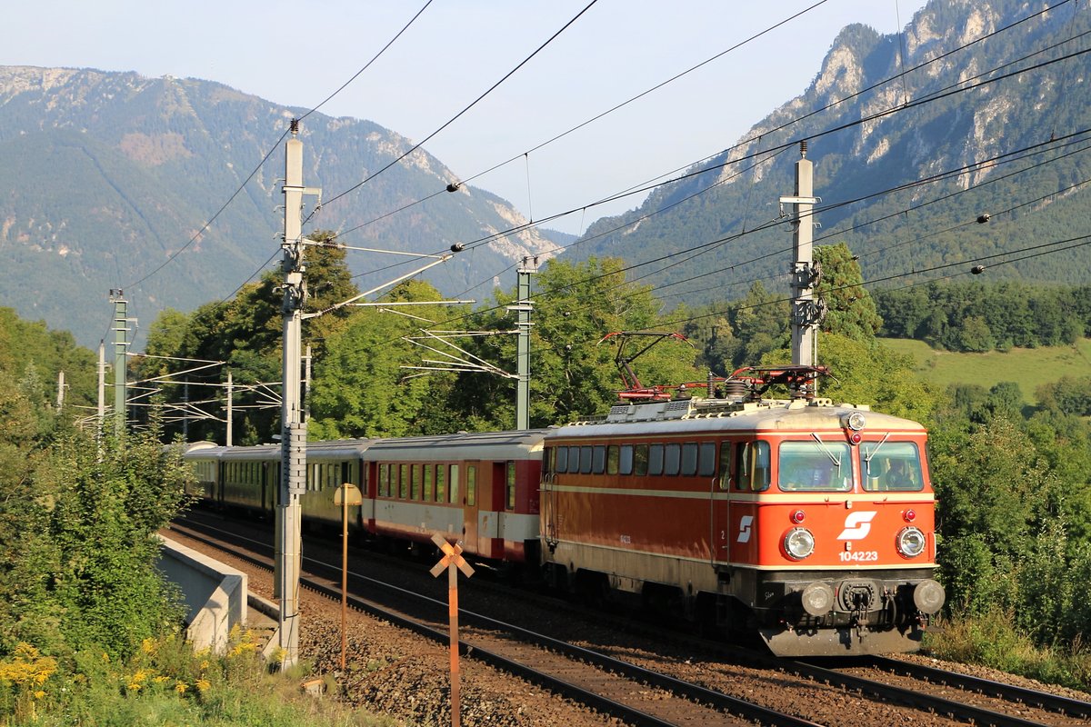 1042 23 beförderte am 3. September 2016 einen Sonderzug von Wien FJBf nach Zeltweg zur Airpower 2016. Die Aufnahme entstand in Payerbach an der Semmeringbahn. 