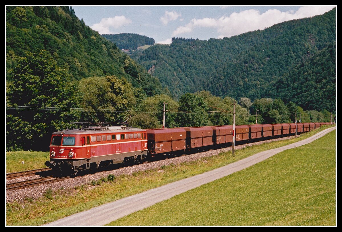 1042 501 fährt am 13.06.2002 mit einer Garnitur von leeren Erzwagen zwischen Bruck an der Mur und Pernegg Richtung Süden.
