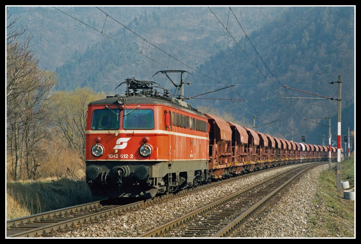 1042 512 mit Güterzug zwischen Bruck/Mur und Pernegg am 31.03.1998.
