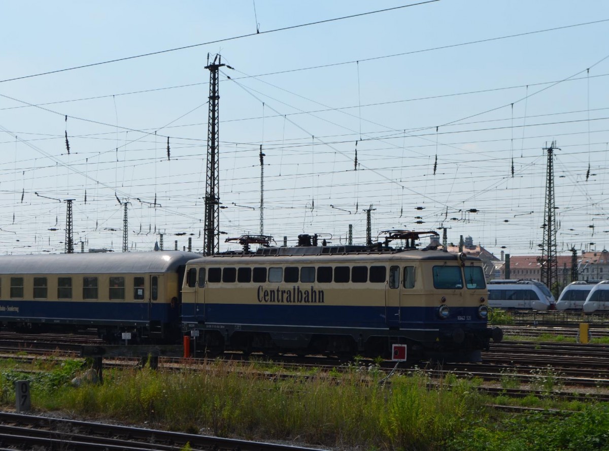 1042 520-8 der Centralbahn AG im Vorhof des Hbf Leipzig,  Abgestellt bevor es mit dem Sonderzug wieder zurück nach Bad Hersfeld ging 19.07.2014 