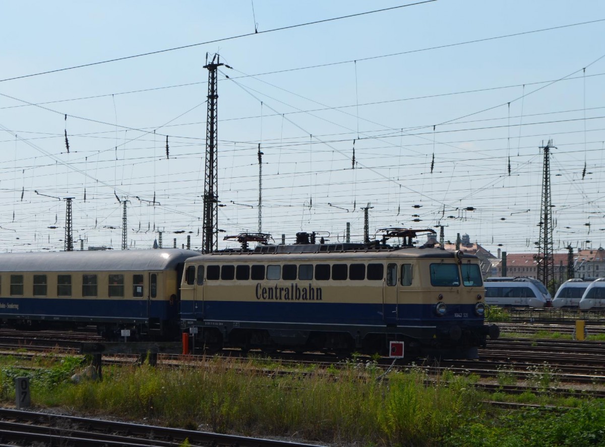 1042 520-8 der Centralbahn AG im Vorhof des Hbf Leipzig,  Abgestellt bevor es mit dem Sonderzug wieder zurück nach Bad Hersfeld ging 19.07.2014 