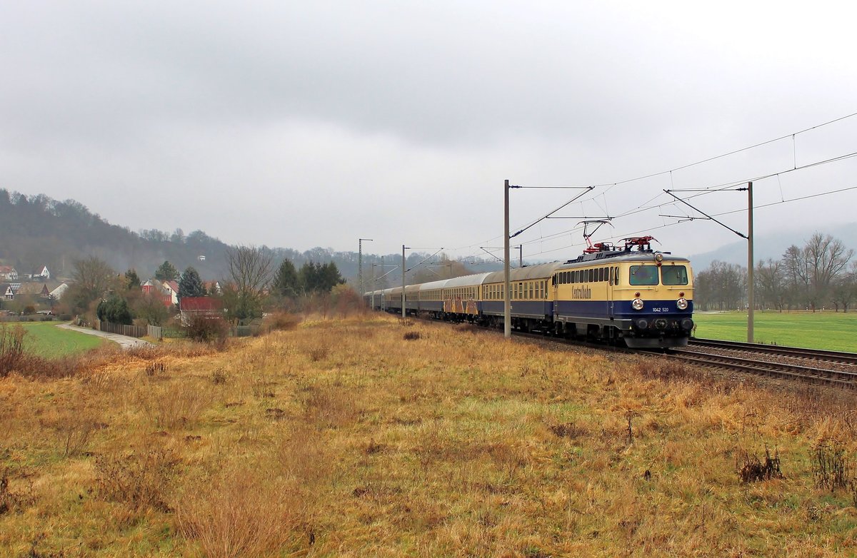 1042 520 der Centralbahn fuhr am 13.01.18 einen Fußball-Sonderzug von Leipzig nach München. Auch wenn das Wetter schon seit Tagen nicht so besonders ist, habe ich den Zug bei Großeutersdorf aufgenommen.