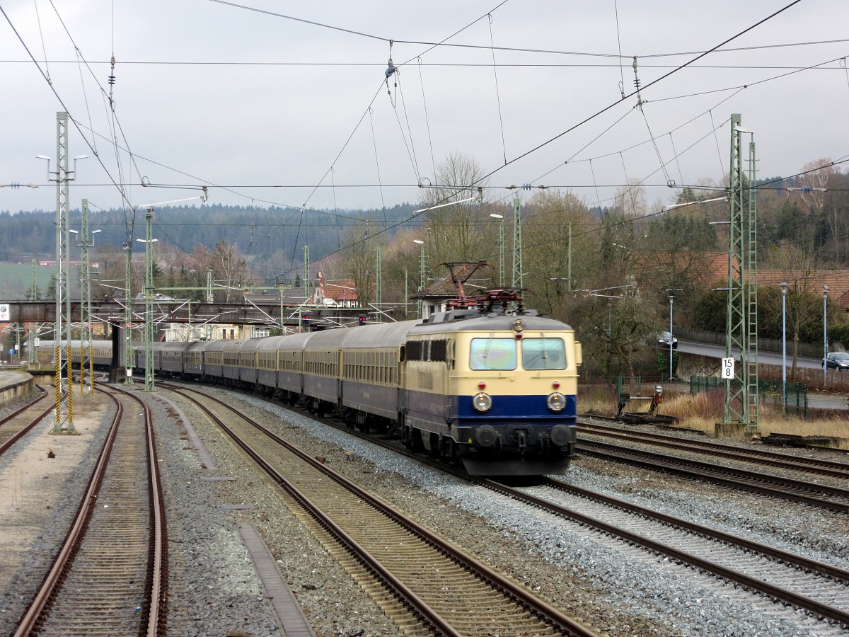1042 520 der Centralbahn zieht am 21. Dezember 2014 einen Sonderzug von Berlin nach Augsburg durch Kronach.