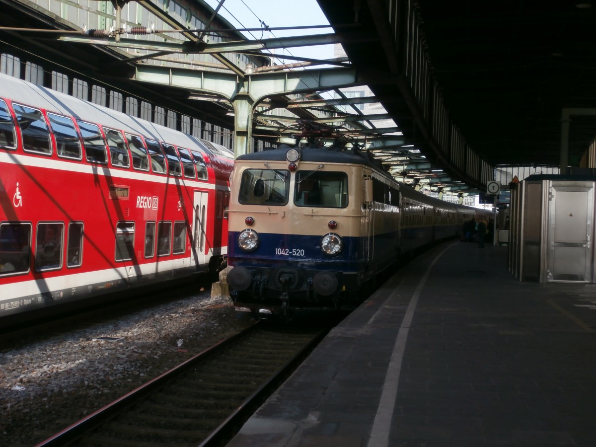 1042-520 kommt in blau/beige Lackierung von der Central Bahn mit den Eurostrand Fun Express in den Bahnhof Duisburg eingefahren, wo schon Party freudige Passagiere auf den Zug warteten. 28.3.2014 