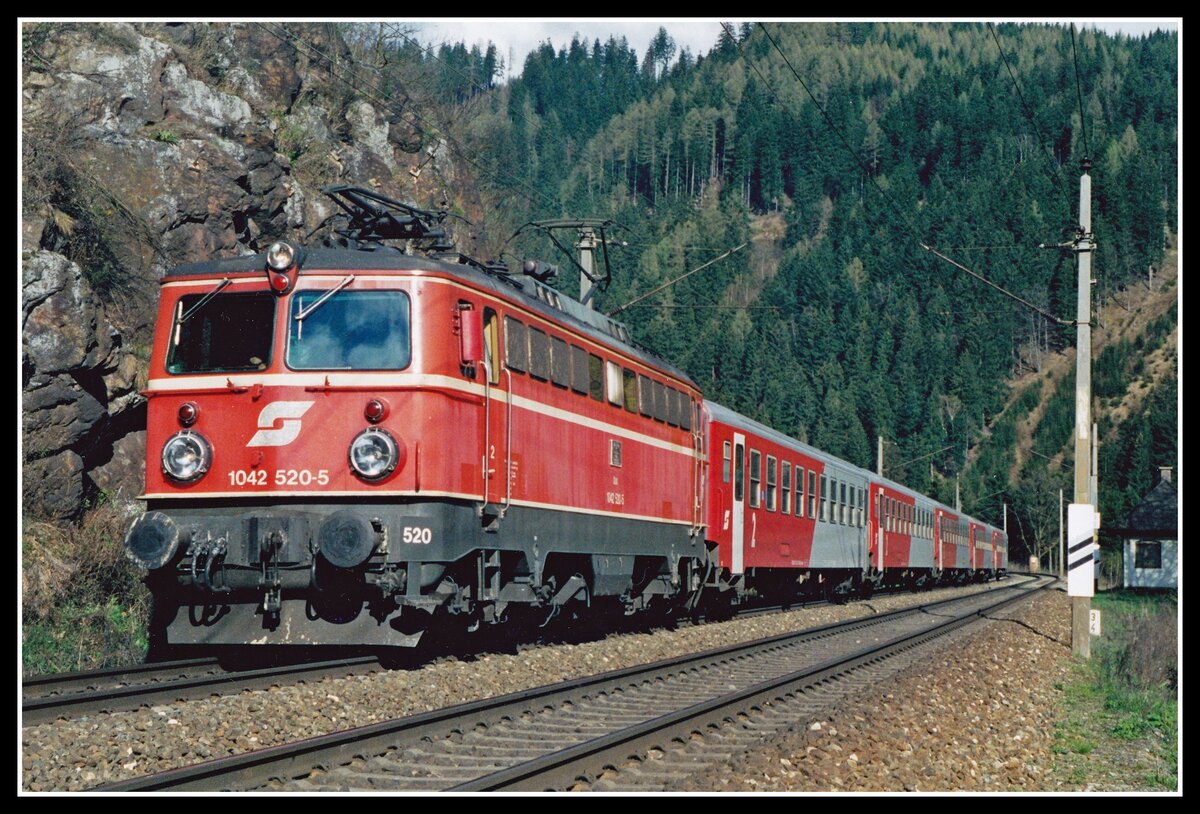 1042 520 mit Reisezug zwischen Leoben Hinterberg und St.Michael am 17.04.1998.