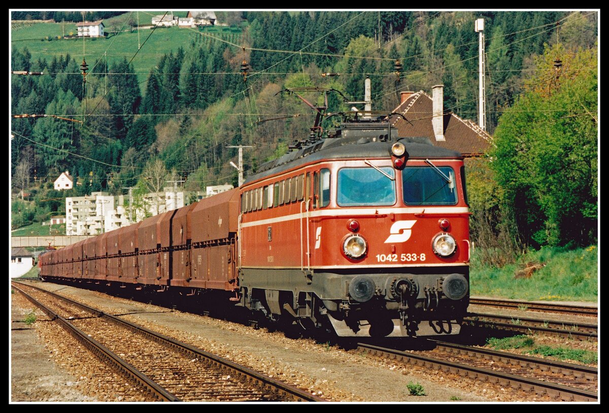 1042 533 mit Erzzug in Leoben Hintererg am 28.04.1995.