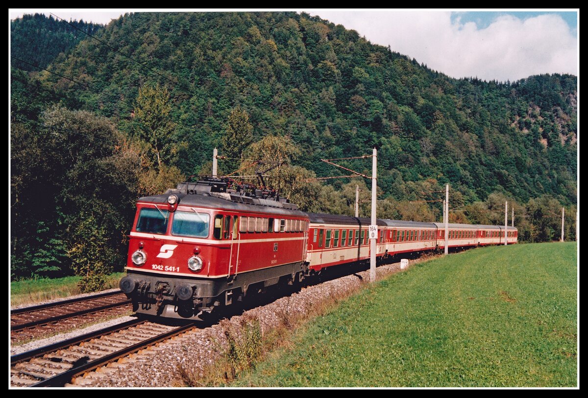 1042 541 mit Reionalzug zwischen Bruck/Mur und Pernegg am 5.10.1994.