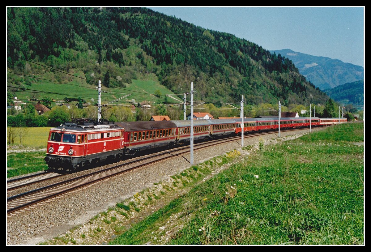 1042 596 ist am 2.05.1995 mit IC597 (Wien Süd - Villach) zwischen Bruck/Mur und Niklasdorf unterwegs.
