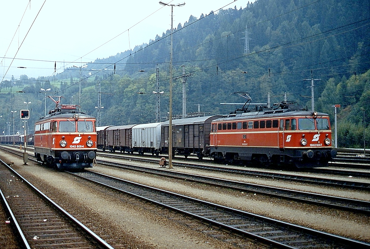 1042 605-4 und 1042 604-7 treffen sich im September 1986 im Bahnhof Schwarzach-St. Veit