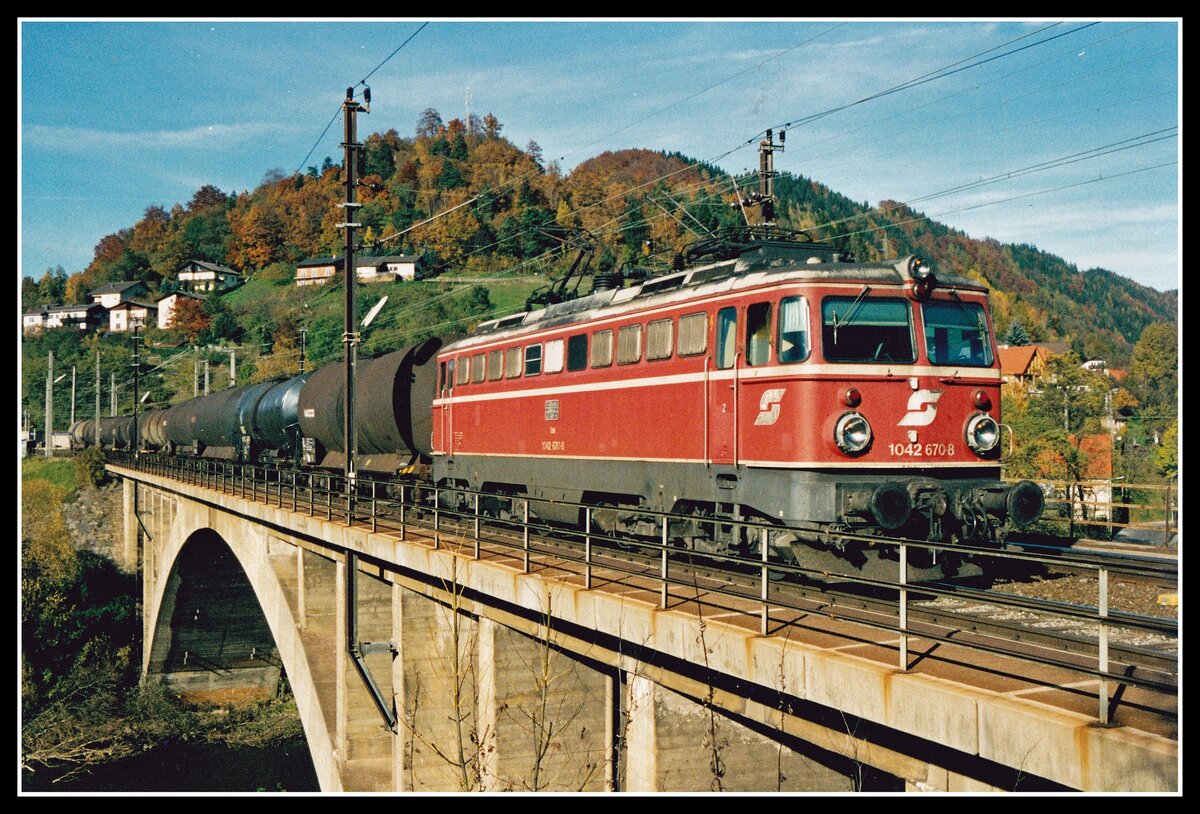 1042 670 mit G57505 fährt am 28.10.1999 in Bruck an der Mur über die Murbrücke.