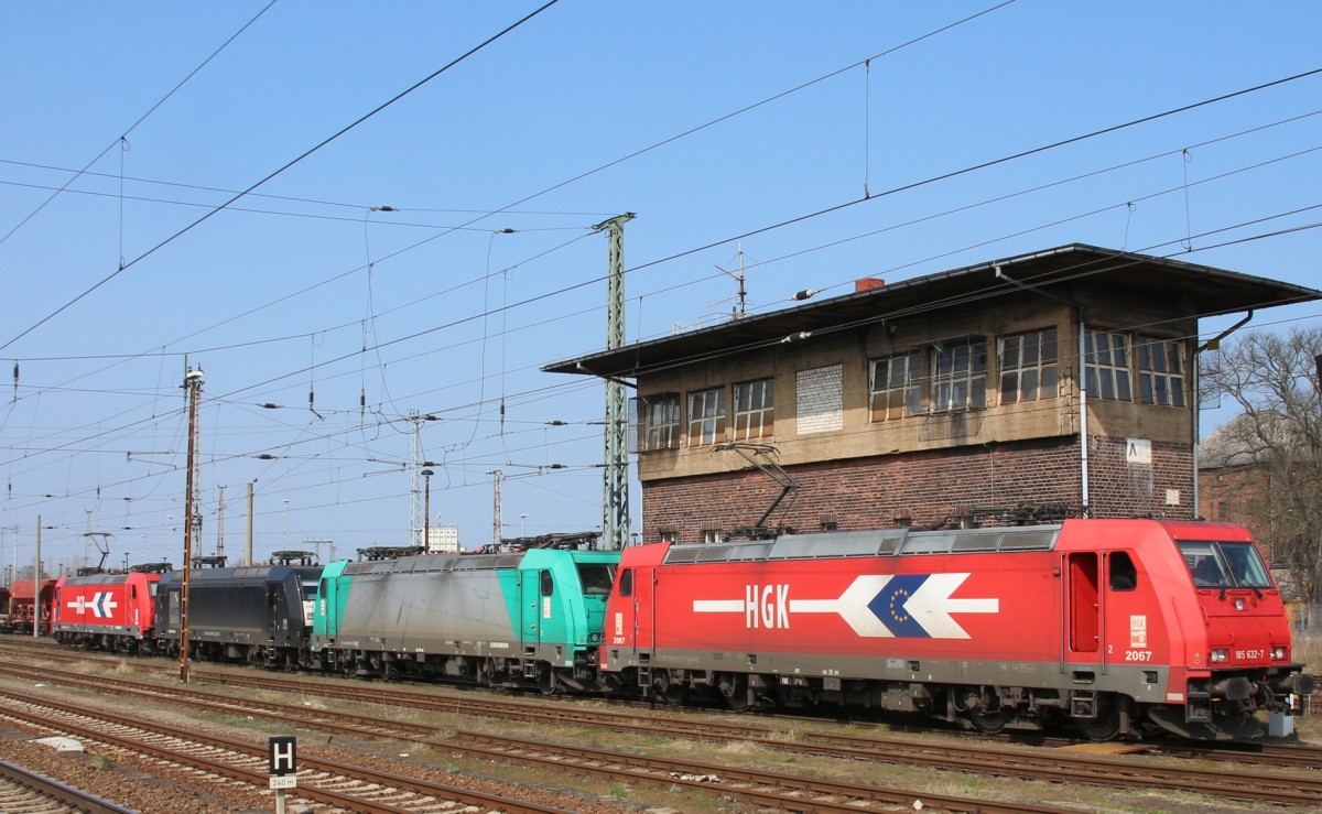 10.4.2015 Angermünde. Von links: 185 632 HGK 2067 + 185 575 HGK + 145 086 MRCE + HGK 2052