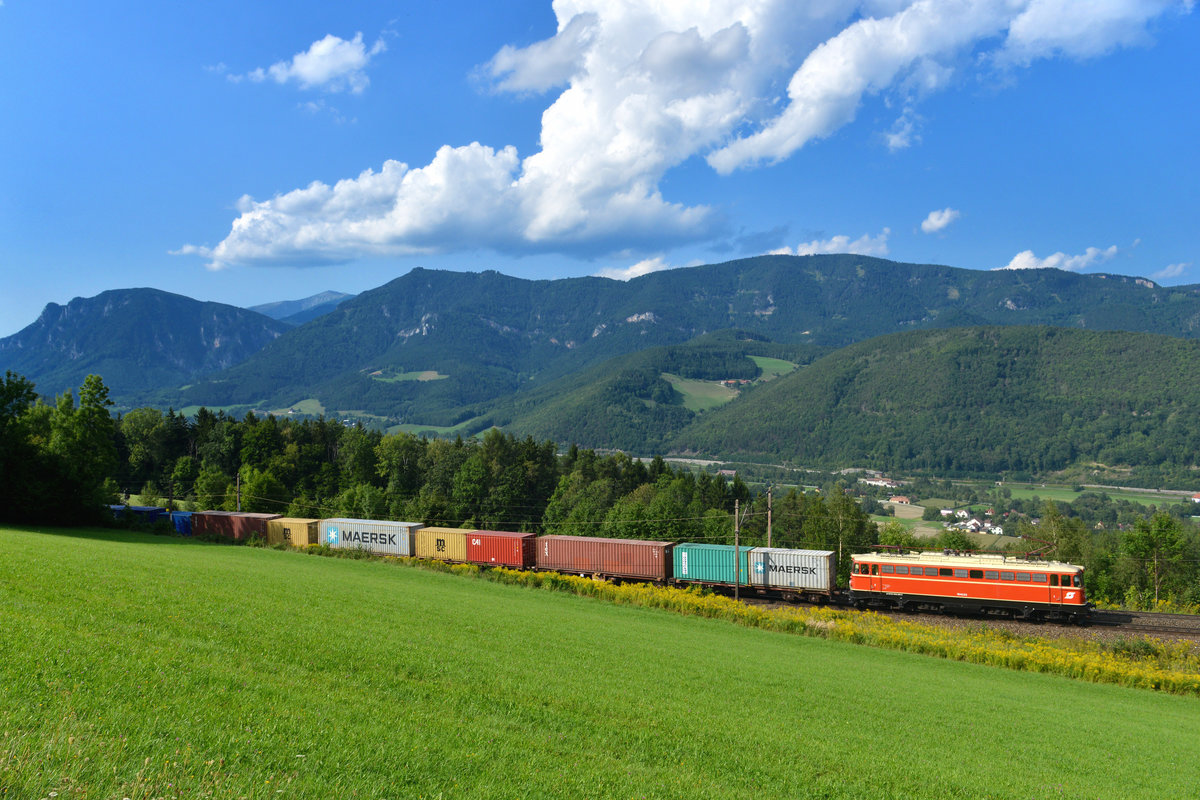 1042.23 mit einem Containerzug am 26.08.2017 bei Eichberg. 