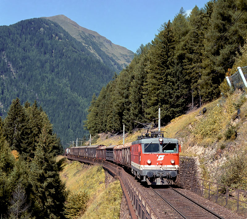 1043.006 vor Güterzug auf der Tauernbahn-Südrampe kurz vor Kaponig (September 1999).