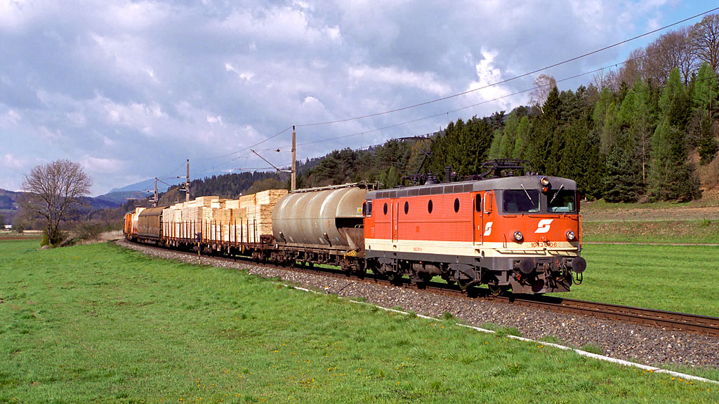 1043.010 mit Güterzug im April 2001 auf der Ossiacherseestrecke bei Liebenfels.