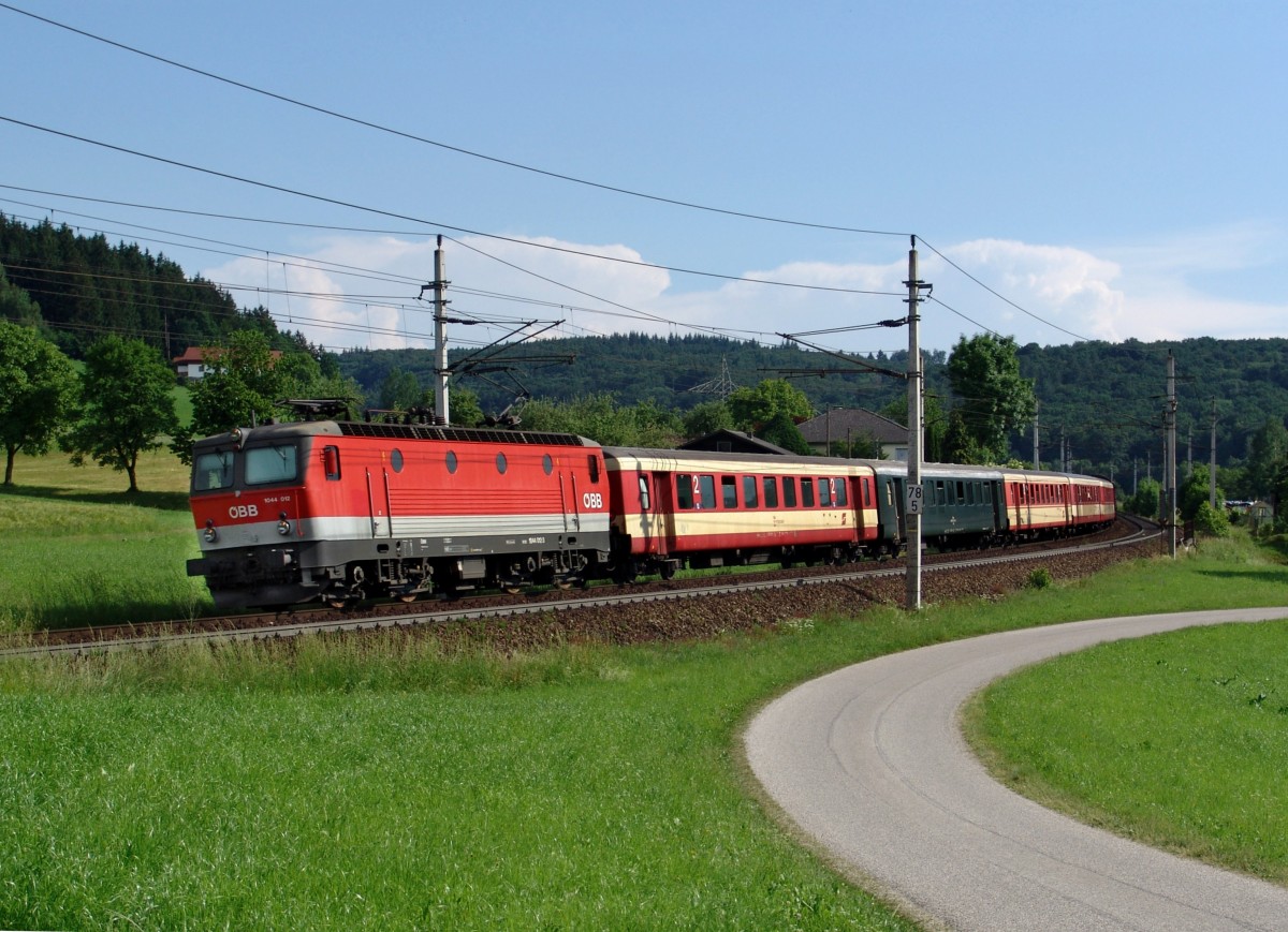 1044 012 mit einem REX nach Passau am 01.06.2008 bei Ingling.