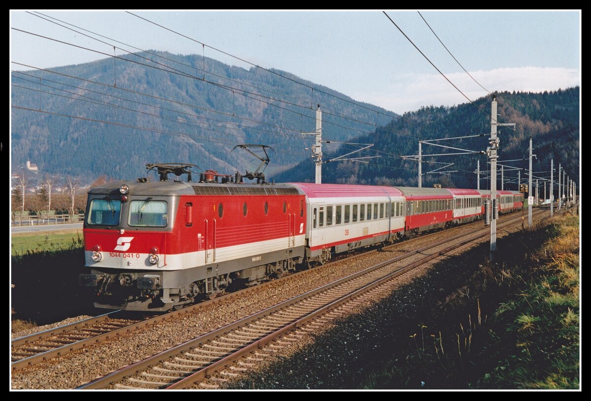 1044 041 fährt am 1.12.2003 mit IC535 (Wien - Villach) bei Niklasdorf durchs Murtal. Man beachte die Wagengarnitur, von einheitlichen Erscheinungsbild kann hier keine Rede sein.