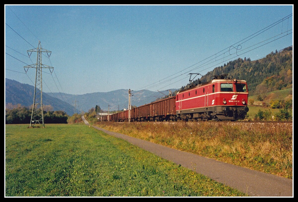 1044 042 mit Güterzug bei St.Georgen ob Judenburg am 19.10.2001.